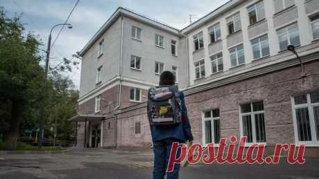Минпросвещения: с 1 сентября в российских школах начнут вводить традицию поднимать государственный флаг