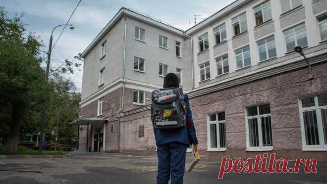 Минпросвещения: с 1 сентября в российских школах начнут вводить традицию поднимать государственный флаг