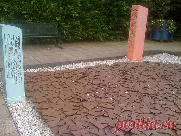 Goethe park (парк Гёте) в Ботаническом саду "Palmengarten" (Франкфурт-на-Майне). Странноватые, но оригинальные металлические конструкции в виде цитат Гёте.