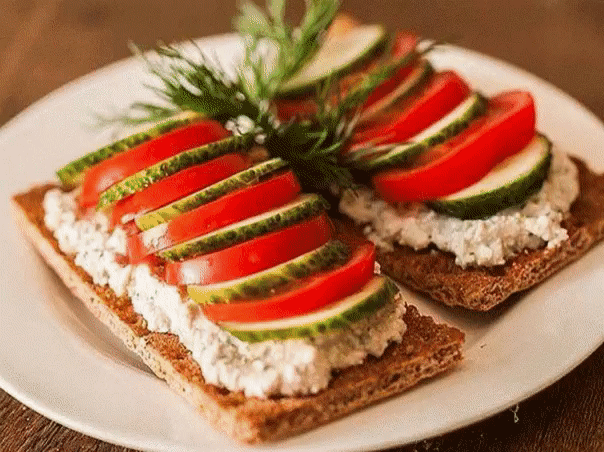 12 самых лучших паст для бутербродов: Очень быстро,вкусно и полезно! 
1. Из яиц и лука 
Натрите на крупной терке вареные яйца, а лук порубите как можно мельче. Размягчите и разотрите масло, смешайте его со сметаной, солью и перцем. Можно также добавить мелконарубленную зелень. 
2. Из яиц и сырка «Дружба» 
Вареные яйца натрите на крупной терке. Сырок «Дружба» или подобный ему разотрите и тщательно смешайте с творогом в пропорции 2:1. Смешайте яйца, сырно-творожную массу, сметану, соль и мелкопо