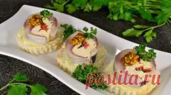 Закуска Рулет из Сельди - рецепт перед которым невозможно устоять - Вкусные Идеи Закуска Рулет из Сельди — эта нехитрая закуска из селедки непременно станет твоим коронным блюдом. А сочетание нежного плавленного сыра, рыбы и маринованного перца не оставит равнодушным ни взрослых, ни детей. Предлагает Вам приготовить закусочный рулет из сельди, который в мгновение ока исчезнет с вашего праздничного стола, продукты, из которых состоит блюдо, до смешного просты, а