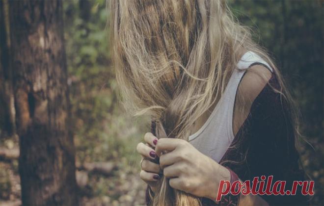 7 простых причёсок на каждый день Освоив эти простые причёски, можно сильно сократить время утренних сборов. Чтобы быстро уложить волосы, понадобится пара тонких резинок и несколько невидимок и шпилек. Основа — высокий или низкий хвост. Низкий хвост собирается на затылке, высокий