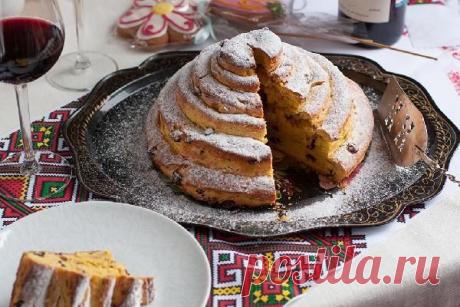 РУССКИЙ ПАСХАЛЬНЫЙ ПИРОГ

Вам понадобится:

Дрожжи сухие быстродействующие 15 г
Мука пшеничная 1000 г
Молоко 250 мл
Сливочное масло 300 г
Сахар-песок 200 г
Соль ½ ч.л.
Цедра лимона 1 шт.
Яичный желток 5 шт.
Шафран 1 ч.л.
Изюм темный 150 г
Клюква сушеная 150 г
Миндаль 100 г
Яйцо куриное 1 шт.

Удивительный и необычный кулич приготовлен по рецепту из книги «Хлеб» серии Хорошая кухня. В описании к рецепту говорится, что кулич выпекается в форме пирамиды, символизирующей место...