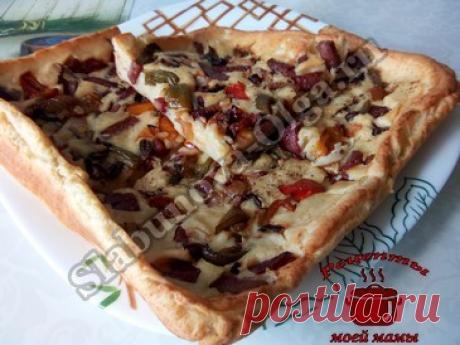 Пышный омлет в духовке с колбасой Дорогие читатели! Сегодня готовим омлет в духовке с колбасой. Очень пышный, сочный, а какой вкусный омлет у нас получается!!! Вы сможете это узнать, только приготовив его. ИНГРЕДИЕНТЫ: 3 яйца 180 г муки 180 мл молока 110 мл воды 100-150 г колбасы, любой 1 болгарский перец 1 головка лука зелень (укроп, петрушка…) сливочное масло черный молотый …