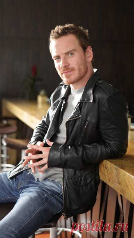 Майкл Фа́ссбендер (англ. Michael Fassbender; род. 2 апреля 1977, Хайдельберг, Германия) — ирландский актёр немецкого происхождения. Известен ролями в фильмах «Бесславные ублюдки», «12 лет рабства», «Люди Икс: Первый класс» и «Прометей». Также сыграл в фильмах «Джейн Эйр», «300 спартанцев», «Голод...