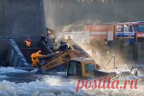 В Белоруссии пролет моста обрушился при демонтаже. При обрушении пролета неэксплуатируемого моста через реку Неман в Лидском районе Белоруссии из-за падения плиты пострадали два человека, проводившие демонтаж. В воде также оказался экскаватор с машинистом, сообщили в республиканском МЧС, уточнив, что все спасенные были госпитализированы.
