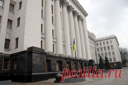Украинские националисты потребовали ликвидировать «российскую агентуру». В Киеве националисты организовали акцию протеста у Офиса президента Украины. Главным требованием активистов является ликвидация «российской агентуры» в стране. По их мнению, пребывание на Украине Павла Фукса, Вадима Новинского и Виктора Медведчука угрожает национальной безопасности страны.