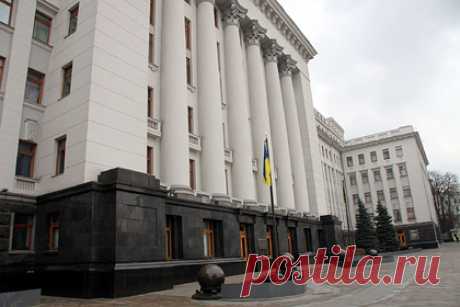 Украинские националисты потребовали ликвидировать «российскую агентуру». В Киеве националисты организовали акцию протеста у Офиса президента Украины. Главным требованием активистов является ликвидация «российской агентуры» в стране. По их мнению, пребывание на Украине Павла Фукса, Вадима Новинского и Виктора Медведчука угрожает национальной безопасности страны.