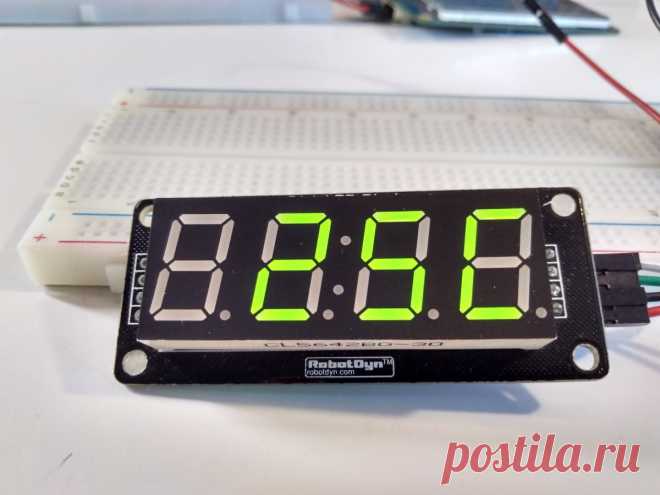 При создании простых проектов на Arduino, в которых нужно вывести цифровую информацию или различную индикацию, отлично подойдёт семисегментный дисплей TM1637.

Характеристики семисегментного экрана на TM1637:
• Напряжение питания: 5,5В
• Потребляемый ток 0.2 — 80мА (в зависимости от горящих сегментов)
• Градаций яркости индикаторов — 8
• Размеры платы: 42x24мм
• Двух проводной последовательный интерфейс (CLK, DIO).