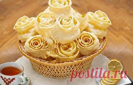 Хворост тонкий всегда более воздушный и вкусный. Если вы будете делать его по рецепту, как в этой статье, в итоге на вашем праздничном столе он будет еще и хрустящим