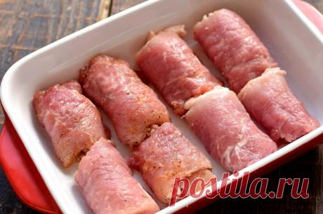 Мясные рулетики с маринованными огурцами Если вам надоели привычные мясные котлеты или отбивные, приготовьте вкусные рулетики из мяса с начинкой. Для этого отлично подойдет мякоть свинины, она нарезается на порционные куски, которые отбиваются, маринуются и скручиваются в небольшие рулеты. В качестве начинки используем маринованные огурчики. Запекаются рулетики под сырной корочкой, получаются очень нежными и сочными, имеет пикантный вкус за счет маринованных огурцов.
