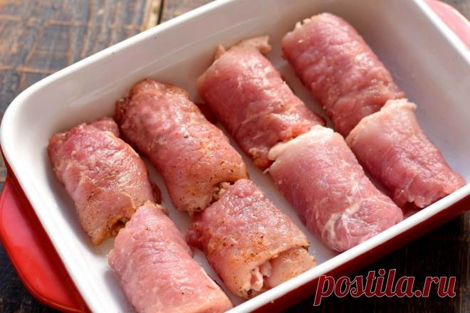 Мясные рулетики с маринованными огурцами Если вам надоели привычные мясные котлеты или отбивные, приготовьте вкусные рулетики из мяса с начинкой. Для этого отлично подойдет мякоть свинины, она нарезается на порционные куски, которые отбиваются, маринуются и скручиваются в небольшие рулеты. В качестве начинки используем маринованные огурчики. Запекаются рулетики под сырной корочкой, получаются очень нежными и сочными, имеет пикантный вкус за счет маринованных огурцов.
