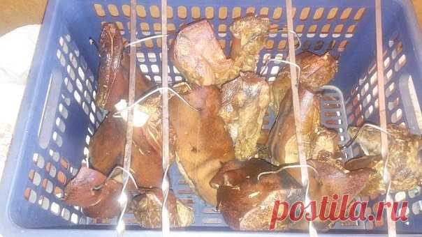 Засолка и копчение сала!
Сало - 7 кг.
Соль - 1 кг.
Черный перец горошек - 50 гр.
Лавровый лист - 5 гр.
Чеснок - 100 гр.
Сало моем, натираем чесноком. Варим рассол со специями 2 - 3 минуты , растворив в нем соль. Соленость раствора проверяем по сыром у яйцу , что бы оно всплыло на поверхность размером с 5 копеек.
Все это заливаем рассолом и убираем в холодильник на 3 дня, далее сушим сутки сало перед копчением.
Коптили на яблочной щепе, кто пробовал копчение на яблочной щеп...