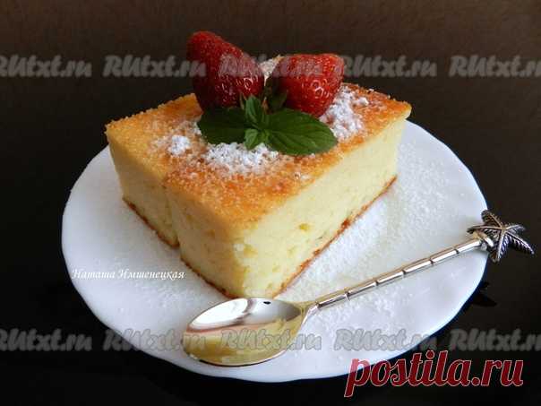 Манник с творогом от Натальи Имшенецкой

Вкусная выпечка с творогом всегда пользуется успехом. Предлагаю приготовить манник с творогом - пышный, вкусный, в меру сладкий. Такое блюдо - хорошее решение для домашнего чаепития, завтрака или полдника.
Для приготовления манника с творогом понадобится:
350-370 г творога;
3 яйца;
1 стакан сахара;
2 ч. л. ванильного сахара;
1 ч. л. разрыхлителя:
1 стакан манной крупы;
150 мл кефира;
*стакан 200 мл
*стеклянная форма для выпечки 20х2...