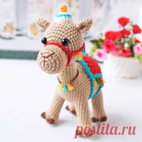PDF Верблюжонок Али крючком. FREE crochet pattern; Аmigurumi animal patterns. Амигуруми схемы и описания на русском. Вязаные игрушки и поделки своими руками #amimore - верблюд, маленький верблюжонок с седлом.