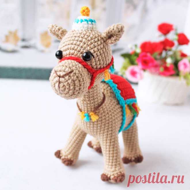 PDF Верблюжонок Али крючком. FREE crochet pattern; Аmigurumi animal patterns. Амигуруми схемы и описания на русском. Вязаные игрушки и поделки своими руками #amimore - верблюд, маленький верблюжонок с седлом.