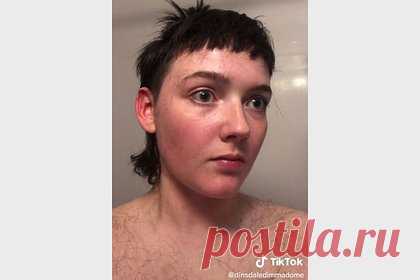 Блогерша раскрыла популярную ошибку во время стрижки челки в домашних условиях. Блогерша Стеф Динс, которая считает себя небинарной персоной, самостоятельно подровняла челку перед первым свиданием и огорчилась из-за нового внешнего вида. В TikTok-ролике она рассказала, что, выполняя процедуру, высоко подняла брови, вследствие чего подстригла челку слишком коротко.