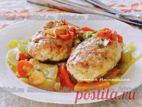Котлеты, тушеные с овощами

Котлеты, тушеные с овощами, - вкусное блюдо для домашнего меню. Котлетки готовятся одновременно с гарниром, пропитываясь ароматами и соками овощей. Котлеты я сделала из куриного филе и овсяных хлопьев, поэтому они получились особенно вкусными и воздушными. Овощи можно использовать любые и в произвольном количестве. Я приготовила легкое рагу без картофеля и помидоров. На мой вкус, такие овощи прекрасно сочетаются с нежными куриными котлетками. Оч...