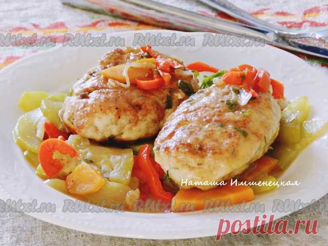 Котлеты, тушеные с овощами

Котлеты, тушеные с овощами, - вкусное блюдо для домашнего меню. Котлетки готовятся одновременно с гарниром, пропитываясь ароматами и соками овощей. Котлеты я сделала из куриного филе и овсяных хлопьев, поэтому они получились особенно вкусными и воздушными. Овощи можно использовать любые и в произвольном количестве. Я приготовила легкое рагу без картофеля и помидоров. На мой вкус, такие овощи прекрасно сочетаются с нежными куриными котлетками. Оч...