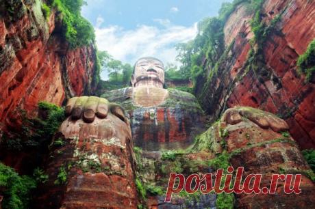 Разноцветные горы - Гигантский Будда, Лэшань, Китай.