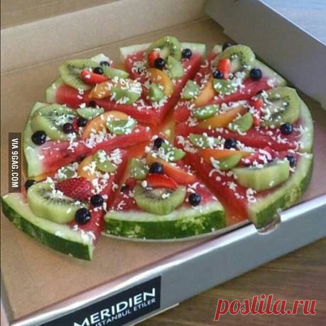 Идея летнего десерта: арбузно-фруктовая пицца.