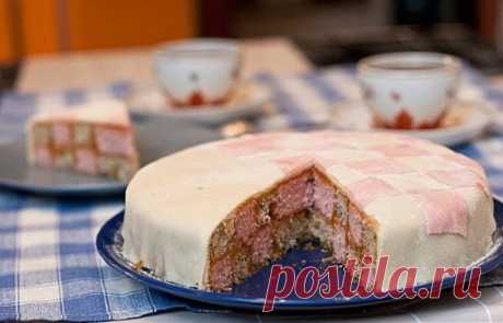 Торт "Баттенберг"
"Баттенберг" - торт с марципановой глазурью, выпекаемый из двух коржей разных цветов (как правило, желтого и розового цвета). Для этого торта характерна шахматная клетка, которая может выкладываться из глазури двух цветов или из коржей.
Ингредиенты:
200 г муки
200 г сахарной пудры
200 г размягченного сливочного масла
4 яйца
1 горсть грецких орехов
1 стручок ванили (несколько капель ванильного экстракта)
розовый пищевой краситель
щепотка соли
250 г марципанов
350-400 г абрико