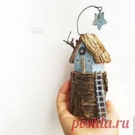 Купить или заказать Домик 'В сумерках' Миниатюра на пеньке (бронь) в интернет-магазине на Ярмарке Мастеров. Сказочный домик на пеньке, с крыльцом и деревцем под окнами. Сделан из простых материалов - дерево, капелька краски, веточка вишни, проволока. Домик нежно-голубого цвета, деревянная звездочка качается, веточку можно вынимать и вставить новую (есть петелька). Высота композиции 16 см, диаметр пенька 5,5 см. Резерв (отложено). В летних сумерках всё выглядит иначе.