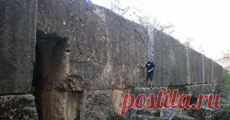 Гигантские древние мегалиты

Люди ломают голову над пирамидами Древнего Египта и похожими структурами в Центральной и Южной Америке, и удивляются, как ранние люди могли поднимать и передвигать такие огромные каменные глыбы? Конечно, они этого не могли. Ранние люди не строили этих структур.