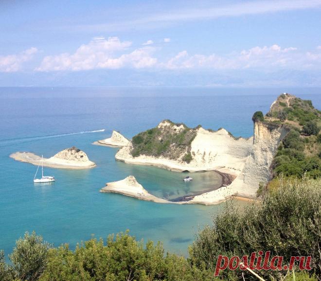 Остров Корфу в Греции Греческий остров Корфу - необыкновенной красоты бухты, шикарнейшая природа, чистейшее море и великолепные пляжи.