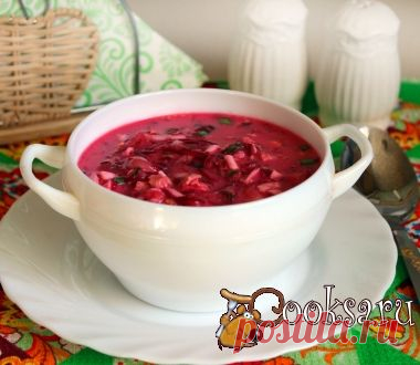 Холодный свекольник с курицей на сметане и минеральной воде.