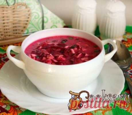 Холодный свекольник с курицей на сметане и минеральной воде.