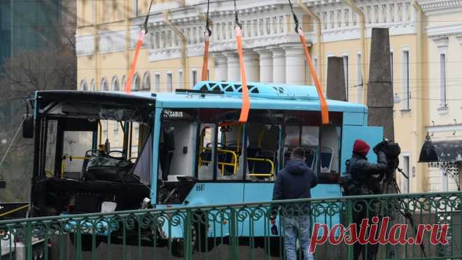 Упавший в Мойку автобус подняли из воды. Автобус, упавший в реку Мойку с моста в Петербурге, подняли из воды. Об этом сообщило РИА Новости. На кадрах видно, как транспортное средство поднимают из реки при помощи крана и тросов. Днем 10 мая автобус лазурного цвета упал в реку ...