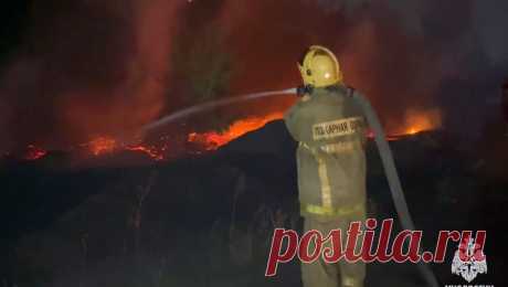 Частичное обрушение кровли произошло на складе в подмосковной деревне Апаринки. Усилена группировка спасателей для тушения пожара на складе в подмосковной деревне Апаринки. Об этом сообщается в Telegram-канале МЧС РФ. &quot;Огнеборцы работают в условиях сильного задымления&quot;, - говорится в сообщении ...