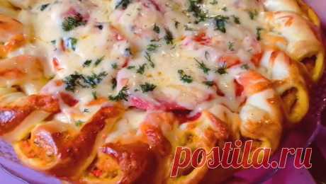 Дети так и норовят обкусать краешек! Мягчайший и сочный пирог с необычной окантовкой Необычный пирог с узорчатой окантовкой сочетает мягкость пористого теста и сочность начинки. Края выпечки получатся эстетично красивыми, нежными и