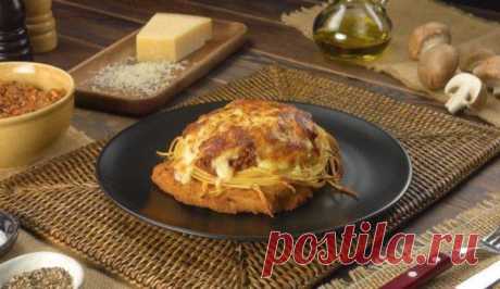 Шницель с соусом, запеченный в духовке: простой, вкусный рецепт.