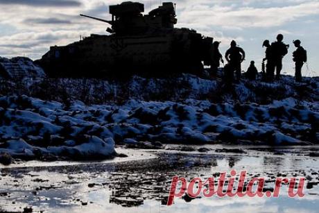 В Британии признали опасно низкий уровень готовности армии из-за Украины. Опасно низкий уровень вооружений из-за военной помощи Украине и кадровый голод подрывают способность британской армии отвечать на внешние угрозы, сообщается в отчете комитета по обороне Палаты общин Великобритании. Авторы отчета призвали минобороны королевства в срочном порядке решить проблему пополнения арсеналов.