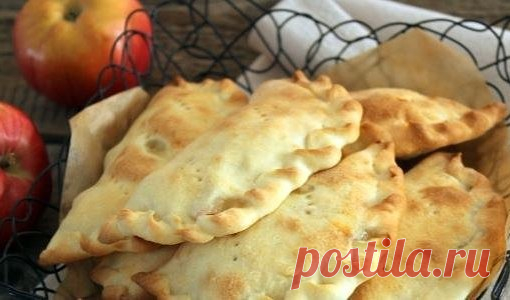 КОКРОКИ С ЯБЛОКАМИ 

Рецепт удмуртских пирожков из пресного теста с яблочной начинкой (в духовке). 

С кокроками я познакомилась как с удмуртскими пресными пирожками, но так называют ещё и другие изделия (где-то хлебцы, где-то ватрушки...) Удмуртия - наши соседи, это я имею ввиду, что республика соседствует с Кировской областью. Побывав однажды на душевном и колоритном удмуртском празднике «Выль Джук», пополнила наше семейное меню блюдами с интересными национальными назван...