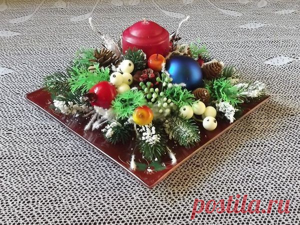 Создаем новогоднюю композицию со свечой Создаем новогоднюю композицию со свечойНачинаем создавать композицию с приклеивания свечи на желаемое место и примерно раскладываем весь декор на нашей тарелочке. Это нам поможет увидеть конечный результат.Далее мы приклеиваем хворост и веточки, тем самым заполняя нижнее пространство...