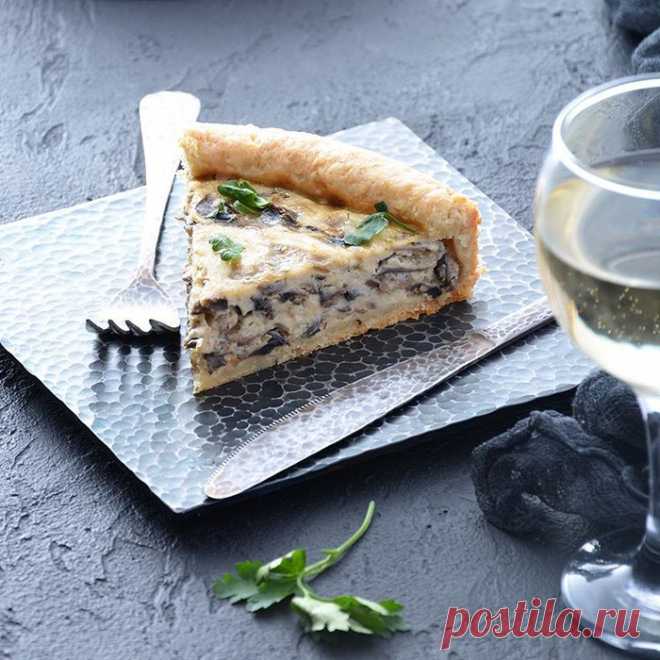 Нежный пирог с начинкой из сыра и шампиньонов