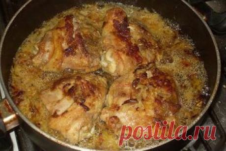 Курочка по-особому 
Такая вкуснятина, что оторваться невозможно. Готовится быстро. Съедается еще быстрее. 
Ингредиенты: 
Курица (или ее части) — 1 кг 
Лук репчатый — 3 шт 
Пиво светлое — 1 стакан 
Специи (соль, перец, приправы, по вкусу)Чеснок (по вкусу) 
Приготовление:Курицу разрезать на порции (в рецепте куриные бедрышки), посыпать приправами, посолить, поперчить и натереть толченым чесноком. Оставить на полчаса-час.Лук нарезать четверть-кольцами. Выложить в сковороду с растительным маслом