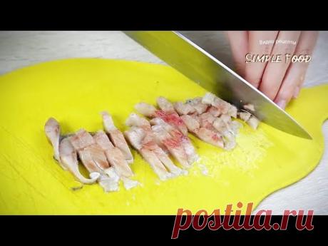 Это что то НОВЕНЬКОЕ! Необычная ЗАКУСКА из обычной СЕЛЕДКИ. И на праздник и на НОВЫЙ ГОД! - YouTube. свеклу и яблоки я продавливаю через решеточку, чтобы кубики получались одинаковые. Иногда  добавляю туда грецкий орех мелк покрошенный и обжаренный, тоже вкусно