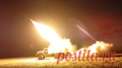 «Поразить цель и уехать живыми»: выполнение огневых задач российских артиллеристов в зоне СВО. Расчёты реактивных систем залпового огня «Град» 1-й гвардейской танковой армии группировки войск «Запад» уничтожили боевую технику и живую силу ВСУ в ночное время. Также накрыли огнём замаскированные позиции артиллерии, места хранения боеприпасов и ГСМ противника, удалённые от линии соприкосновения. Бойцы расчётов РСЗО используют тактику карусели: когда одна батарея выезжает на позиции, другая уже…