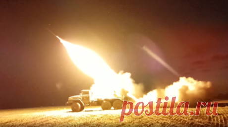 «Поразить цель и уехать живыми»: выполнение огневых задач российских артиллеристов в зоне СВО. Расчёты реактивных систем залпового огня «Град» 1-й гвардейской танковой армии группировки войск «Запад» уничтожили боевую технику и живую силу ВСУ в ночное время. Также накрыли огнём замаскированные позиции артиллерии, места хранения боеприпасов и ГСМ противника, удалённые от линии соприкосновения. Бойцы расчётов РСЗО используют тактику карусели: когда одна батарея выезжает на позиции, другая уже…