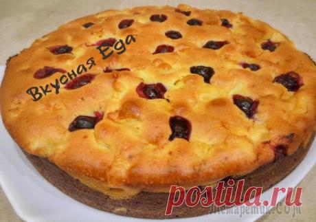 Двухслойный пирог с яблоками и ягодами Ингредиенты- 300 гр муки- 1 пакет разрыхлителя (12г)- щепотка соли- 230 гр сахара- 100 мл растительного масла- 250 мл кефира- пакет ванильного сахара (10 гр)- 2 яйца- 2 ст.л. какао- 3-4 яблока- горсть...