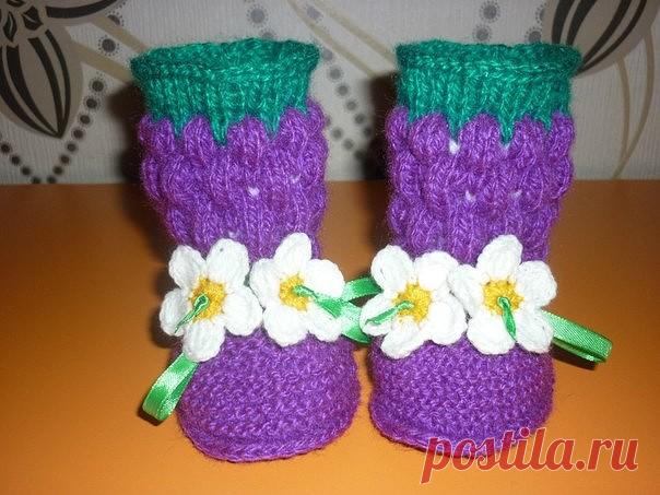 Пинетки-сапожки «Ягодка».

Описание:
1ряд — набрать 28 петель.
2-4-6-8-10- — все петли лицевые.
3 ряд — кром. накид. 1 лиц. нак. 10 лиц. нак. 1 лиц. нак. 2 лиц. нак.1 лиц. нак. 10 лиц. нак. 1 лиц. нак. кром. = 36п. 5 ряд — кром. нак. 1 лиц. нак. 14 лиц. нак. 1 лиц. нак. 2 лиц. нак. 1 лиц. нак. 14 лиц. нак. 1 лиц. нак. кром = 44п. 7ряд — кром. нак. 1 лиц. нак. 18 лиц. нак. 1лиц. нак. 2 лиц. нак. 1лиц. нак.18 лиц. нак. 1лиц. нак. кром.= 52п. 9ряд — кром. нак. 1лиц. нак. 22ли...