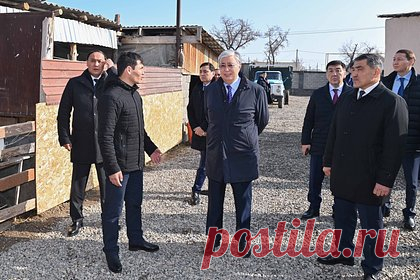 Токаев заглянул во двор к простому казаху и подарил зернодробилку. Во время посещения Жамбылской области Казахстана президент республики Касым-Жомарт Токаев заглянул во двор простого жителя села Костобе Саламата Рахманбердиева. Сельчанин рассказал президенту о своих планах по продаже корма и приумножению поголовья скота. Токаев пожелал ему успехов и подарил зернодробильный аппарат.