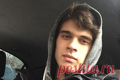 Россиянин опоздал на разбившийся самолет и остался жив. Житель Башкирии Александр Цывинский опоздал на разбившийся самолет L-410 с парашютистами и остался жив. Он зарегистрировался, но не смог попасть на рейс, потому что отвлекся на телефонный разговор. Однако в самолете летел его брат, которому не удалось выжить при крушении.