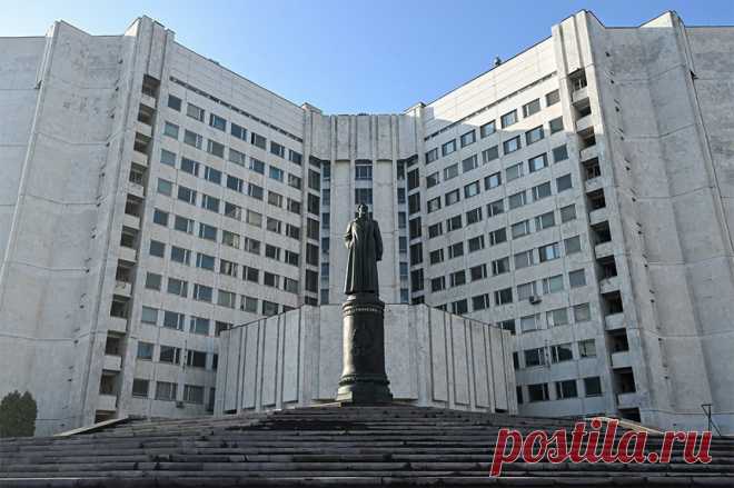 Снова в строю. Памятник Феликсу Дзержинскому занял свое место в Москве. Открытие скульптуры создателю советских органов госбезопасности было приурочено ко дню рождения «железного Феликса».