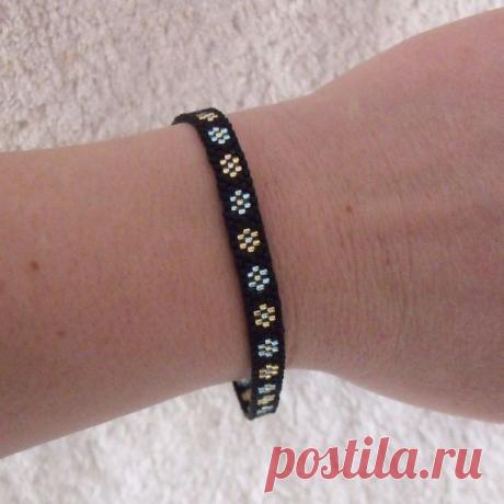 Schwarzes Perlenperlenarmband mit Gold und blauen Blumen von KweenBee – Kelly – Welt von Deutschland