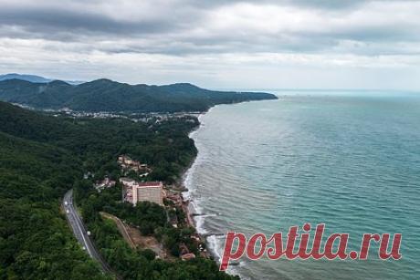 Житель курортного города незаконно оформил семь гектаров земли на родственников. Житель города Туапсе (Краснодарский край) незаконно оформил семь гектаров земли на своих родственников и знакомых. Согласно данным следствия, мужчина по подложным документам о праве собственности на семь гектаров земли на черноморском побережье в поселке Новомихайловском оформил участки на родственников и знакомых.